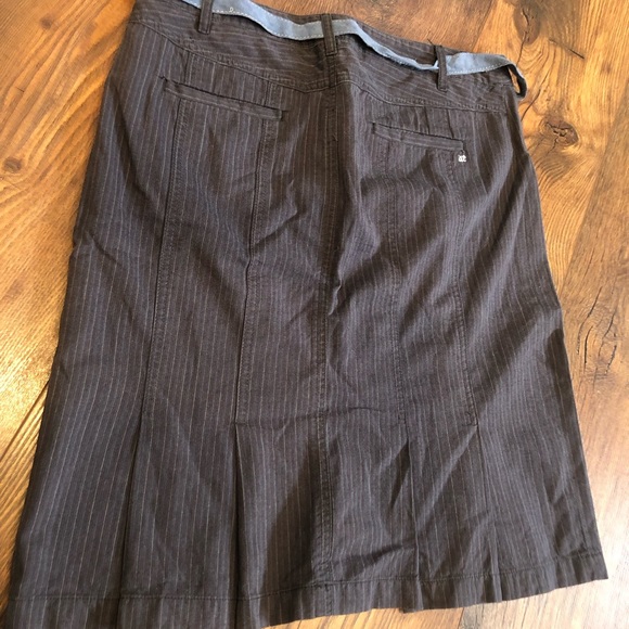 EUC American Eagle pinstripe skirt, pleats and flare, super cute style size 4 - Picture 2 of 4